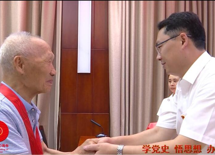 陈远为区政府机关10名老党员颁发“光荣在党50年”纪念章