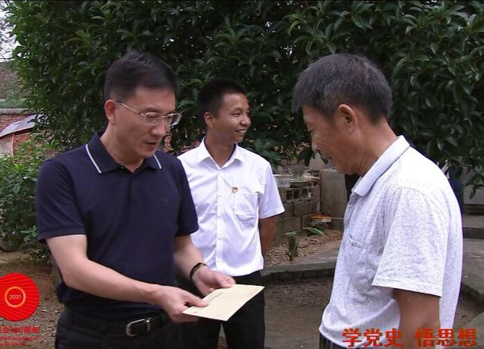 朱金平到谢家铺镇走访慰问困难党员和群众