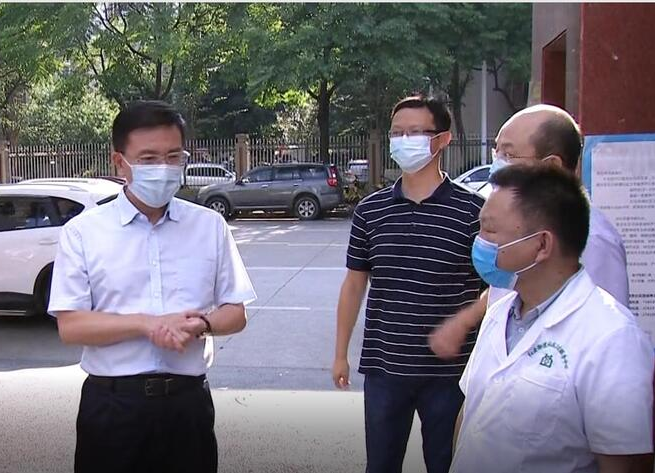 朱金平深入部分医疗卫生机构督导疫情防控工作