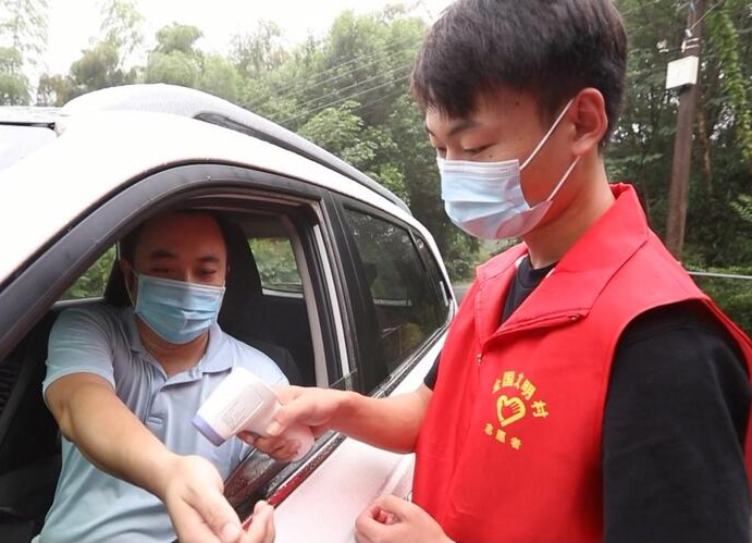 草坪镇：“00后”志愿者抗疫一线写下入党申请书
