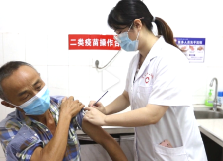 鼎城：爱心专车护送老人接种疫苗
