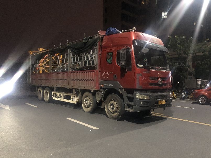 大货车长期违规停车，未放置任何警示标识