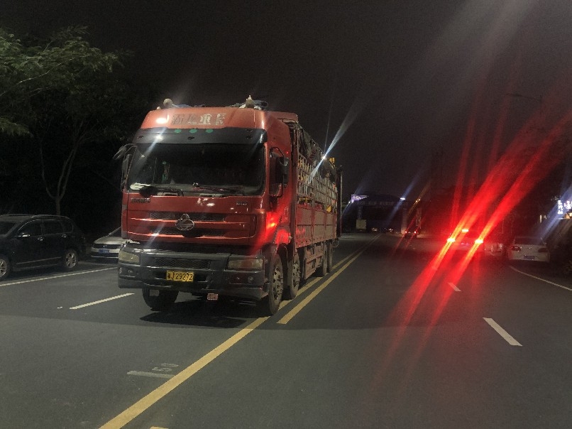 大货车长期违规停车，未放置任何警示标识