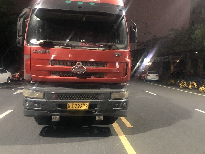 大货车长期违规停车，未放置任何警示标识