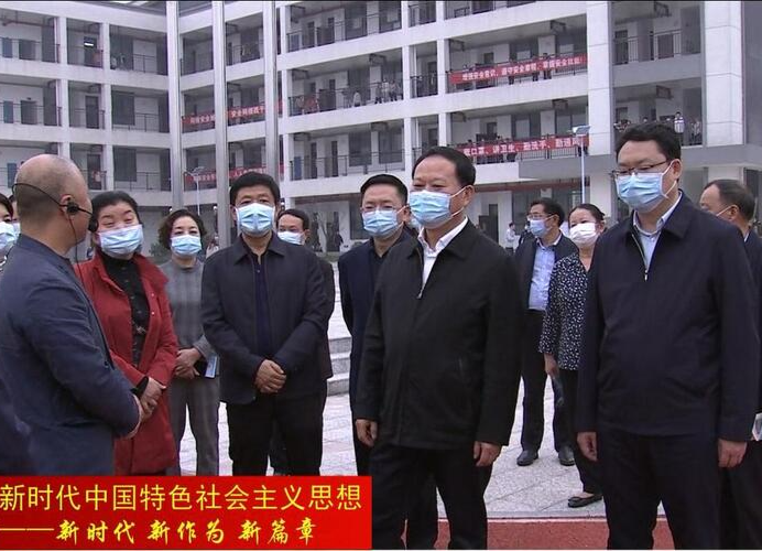 省人大常委会副主任叶红专视察草坪镇芙蓉学校建设