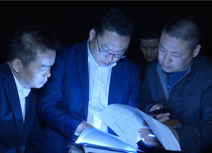 陈远带队夜查非法挖砂取土、洗砂制砂行为