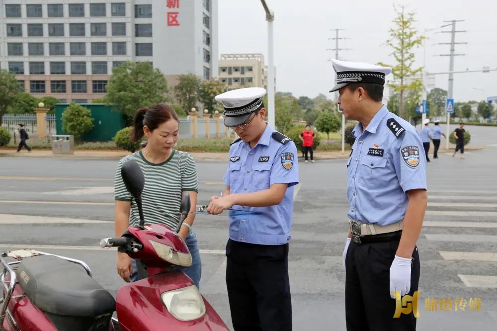 戴帽上路 安全同行 常德高新区在行动