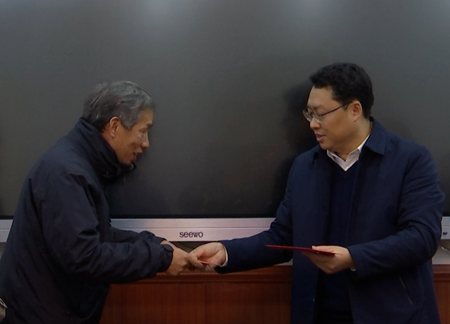 陈远看望慰问优秀教师和困难教师