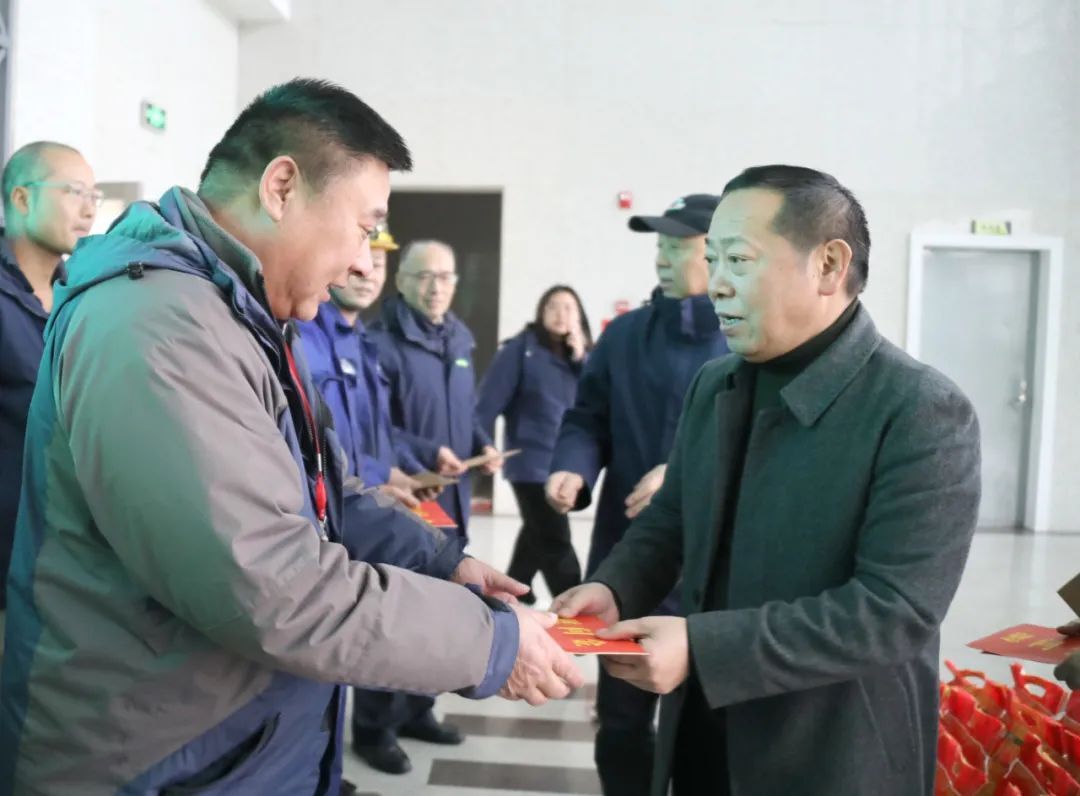 杨学平慰问企业困难党员专家人才