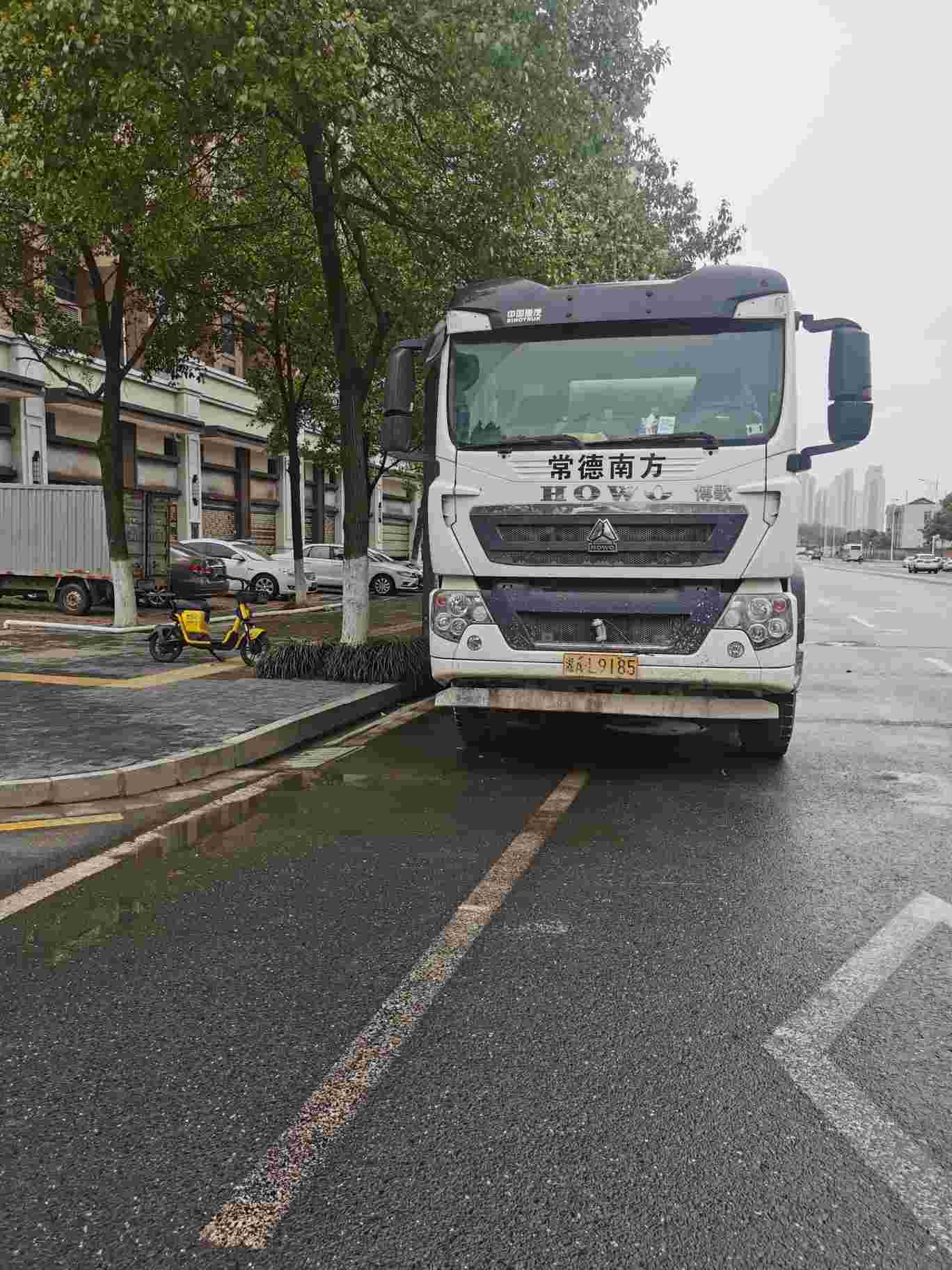 建新西路大车停车不规范，安全隐患大