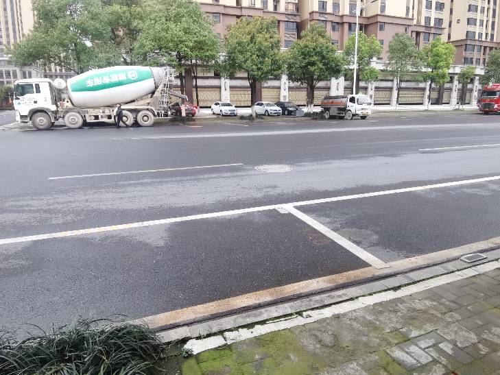 建新西路大车停车不规范，安全隐患大