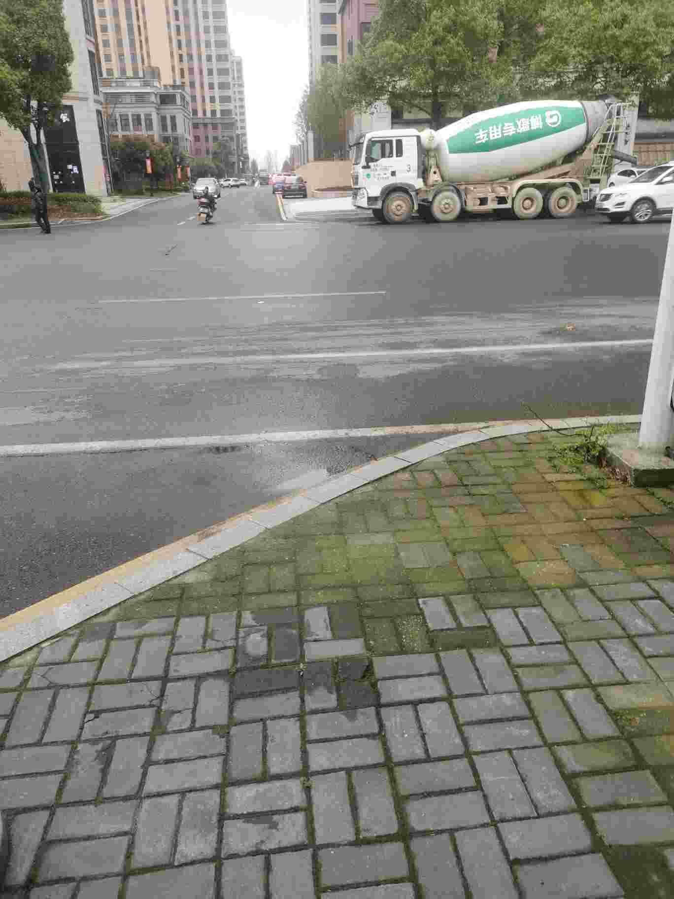 建新西路大车停车不规范，安全隐患大