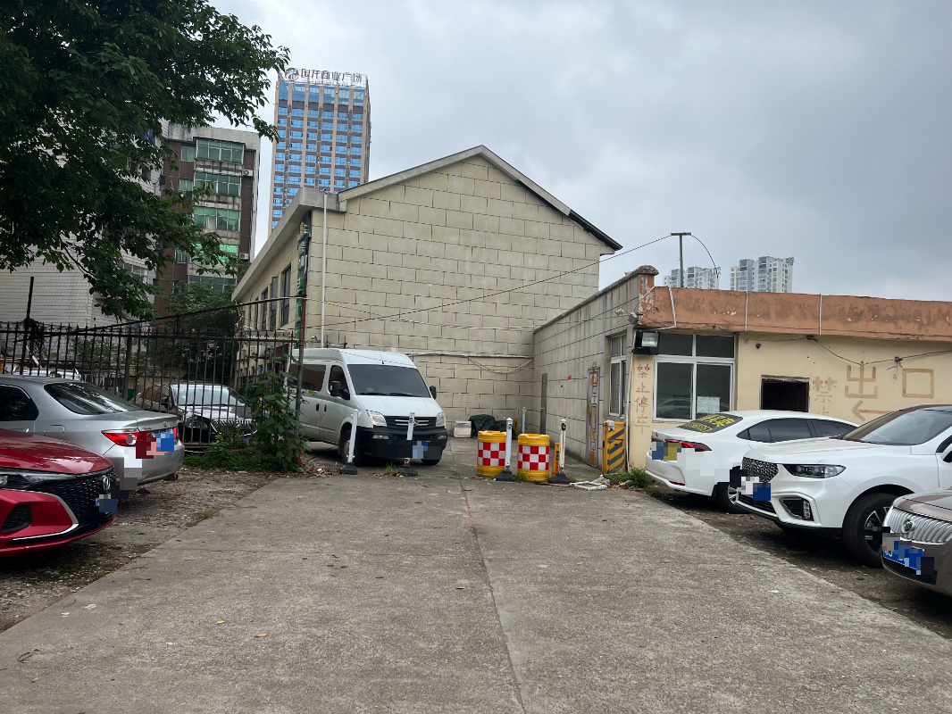 鼎城区联盛大厦停车坪四通八达