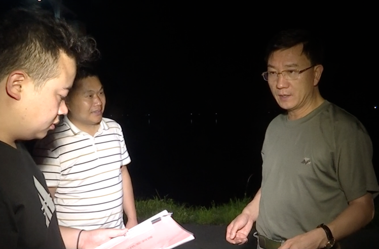 朱金平到一线大堤夜查防汛值守情况