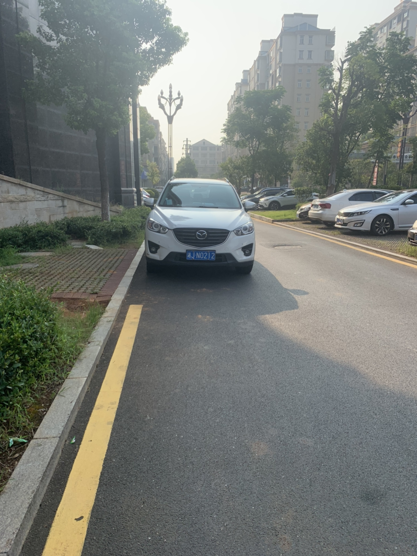 华中城一期停车场入口消防通道长期乱停乱放