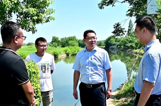 陈远督导巩固脱贫攻坚、抗旱、防溺水工作