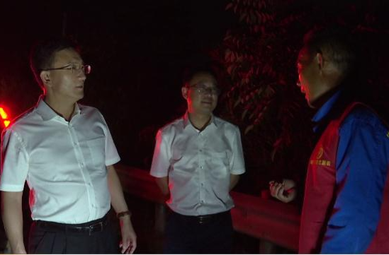 朱金平、陈远夜巡秸秆禁烧工作