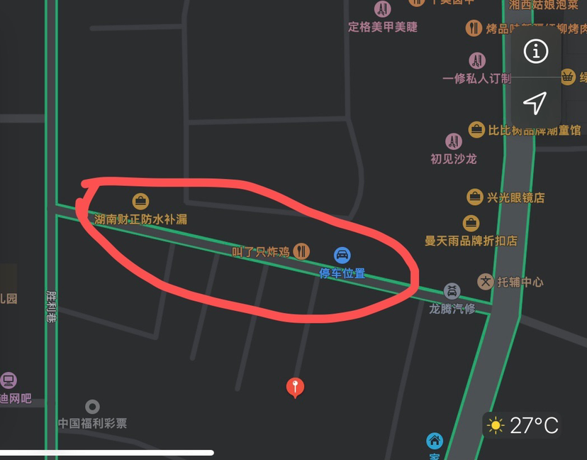 江南大院停车位一停就是满车泥巴
