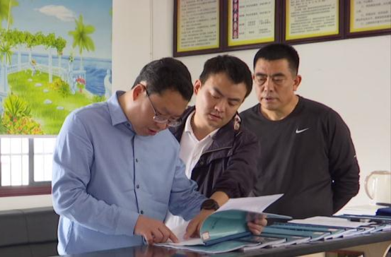 陈远到镇德桥镇开展巩固脱贫攻坚成果“大走访”并调研油菜种植等工作