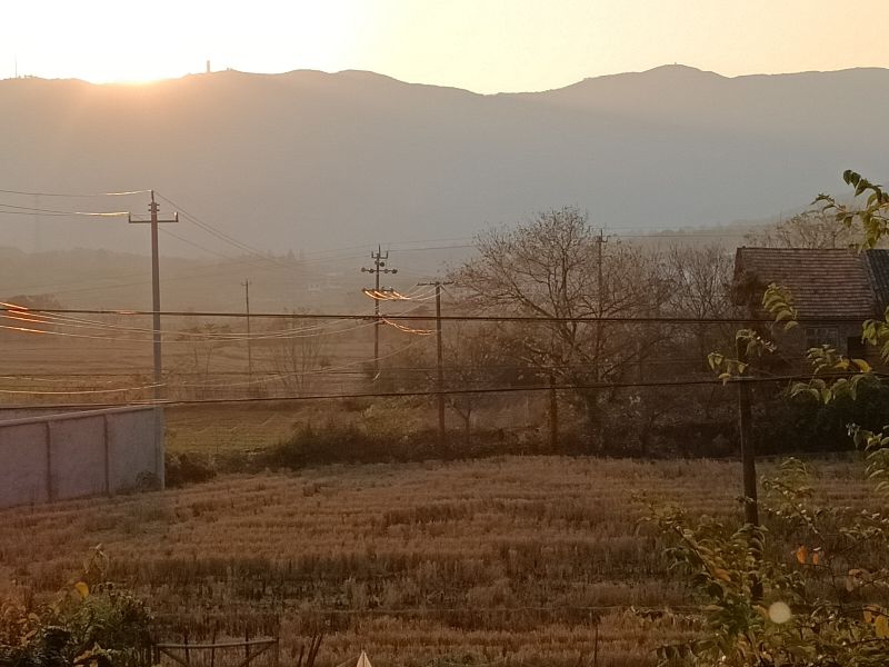 占用良田与公路