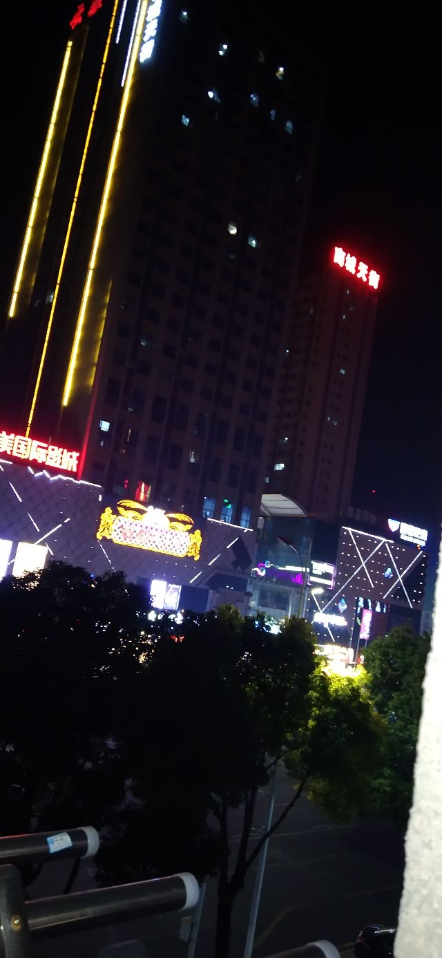 我要投诉南城天街联华超市下跳广场舞声音太大