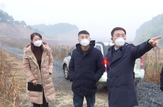 朱金平督导石板滩关闭石煤矿区整治成果巩固工作