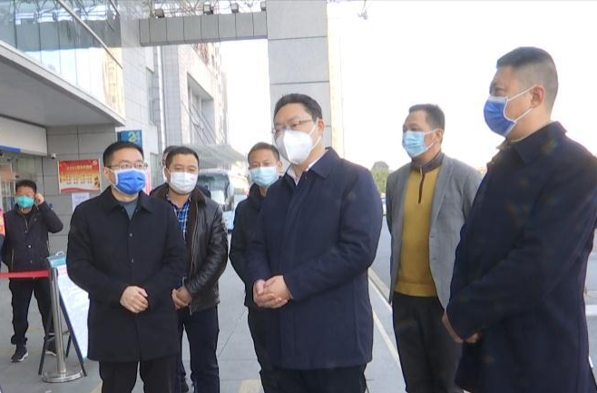 陈远走访慰问医护工作者代表和老专家