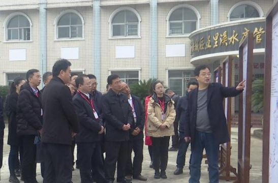 周振宇等在常全国人大代表赴鼎城区五里溪水库视察