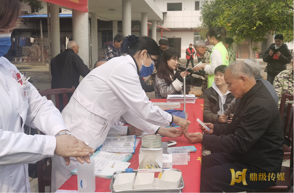 鼎城区卫健局：开展“学雷锋、送健康” 志愿服务活动