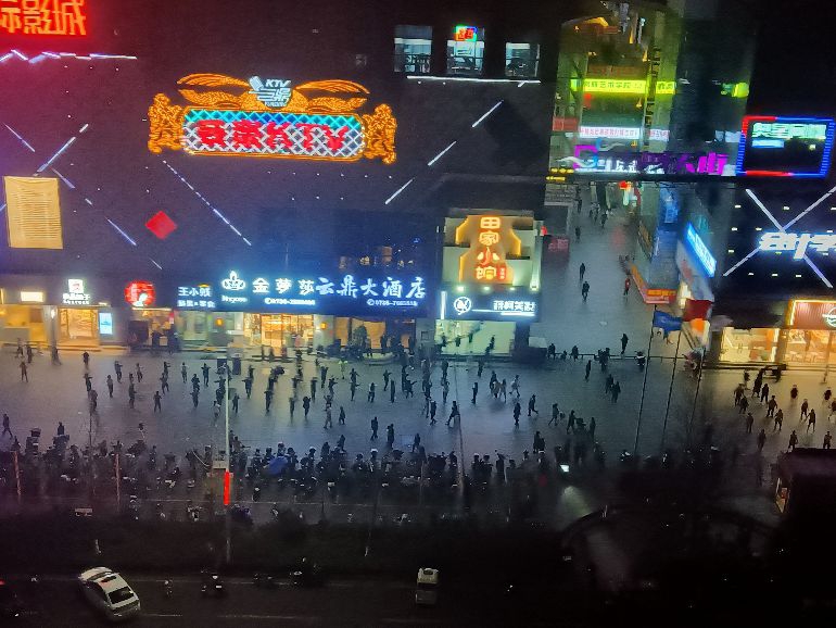 南城天街跳广场舞扰民为何不管