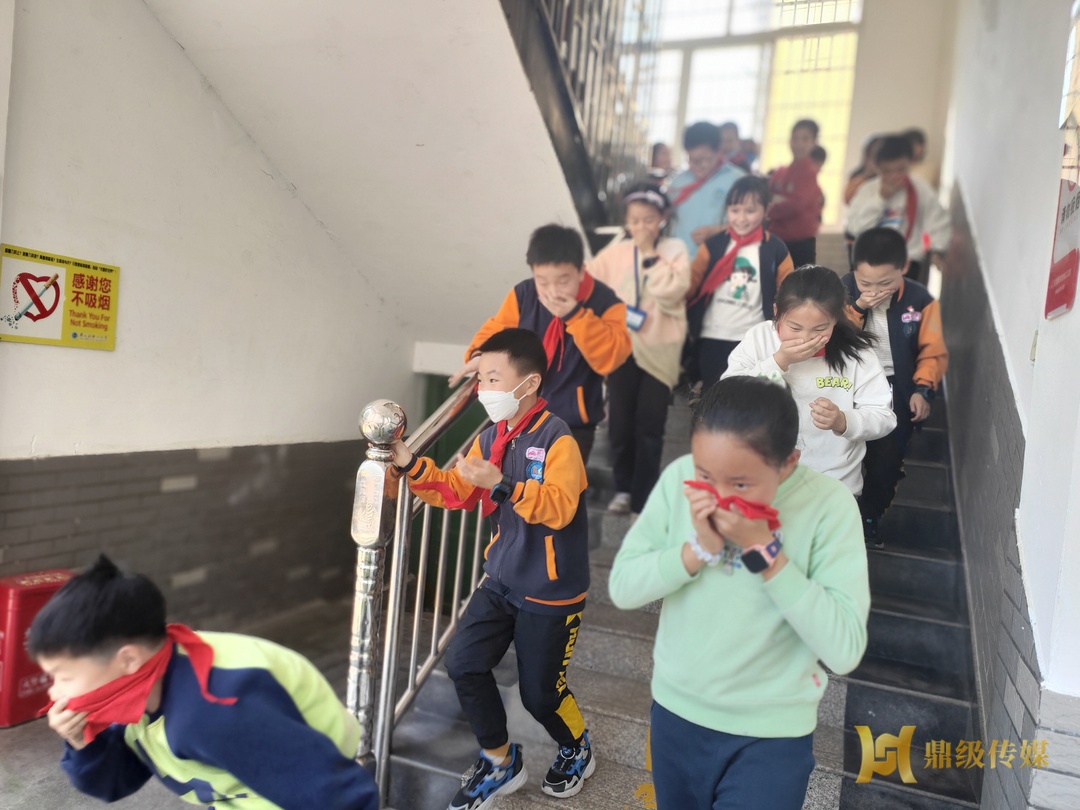 鼎城区武陵小学：消防演练 安全逃生