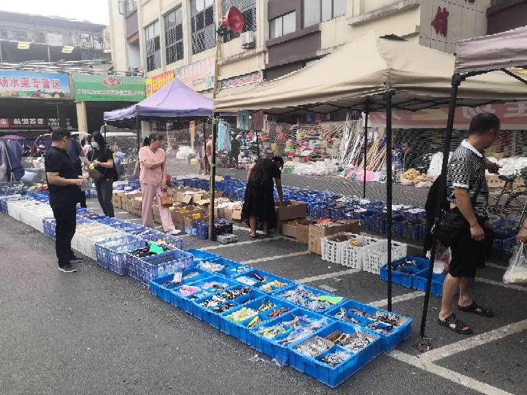 供港菜市场电动车位被商贩占用经营