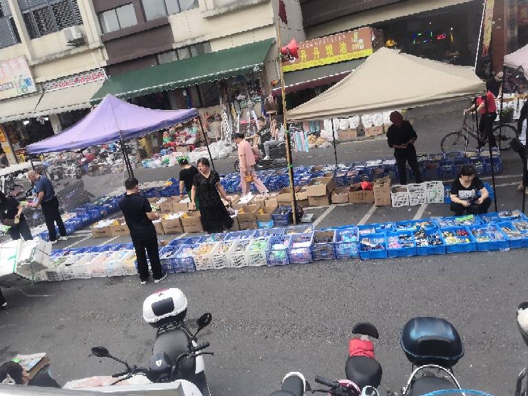 供港菜市场电动车位被商贩占用经营