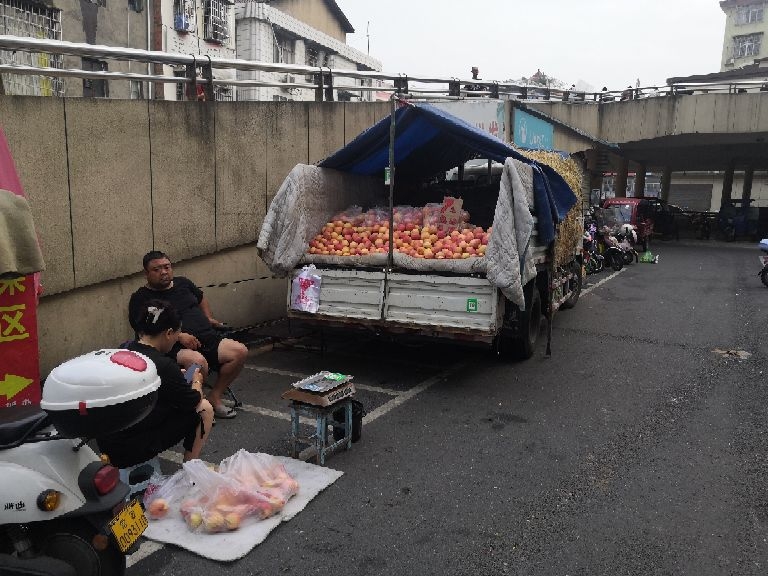 供港菜市场电动车位被商贩占用经营