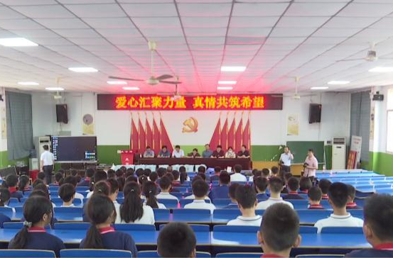 鼎城区人大常委会机关关工委开展“关心下一代”活动