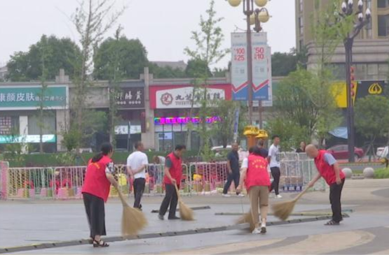 红云街道：“志愿红”让星空夜市更有“文明味”