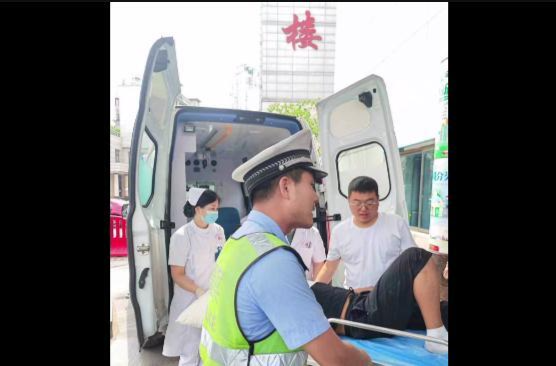 鼎城交警：为重伤群众打开“生命通道”