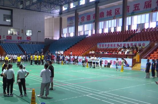 鼎城区第五届体育运动会：“摸石头过河”比赛开赛