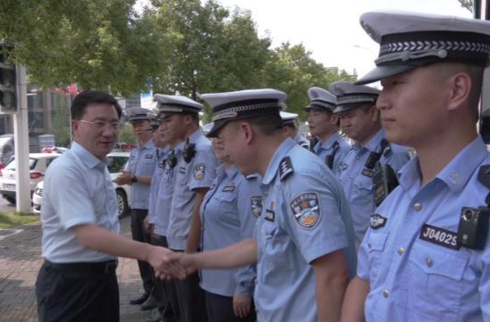 朱金平看望慰问江南城区一线高温作业人员
