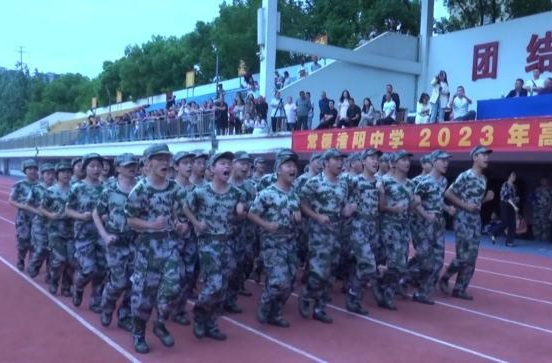 淮阳中学：举行高一新生军训会操暨总结表彰大会