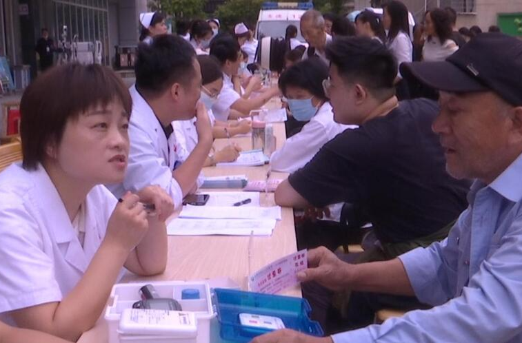 常德市第二人民医院举行“情系中秋·献礼国庆”义诊活动