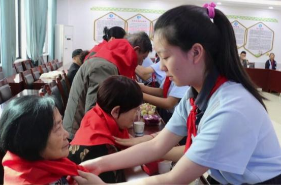 永安小学：开展“师生携手话党恩 孝老敬贤庆重阳”活动
