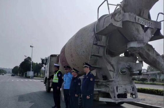 鼎城区交警大队：严查货车超限超载 消除交通安全隐患