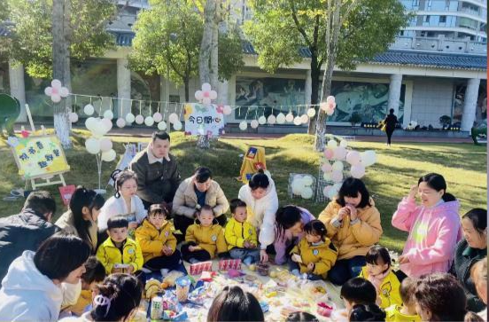 鼎城区实验幼儿园举行“携书香 趣野餐”亲子故事会