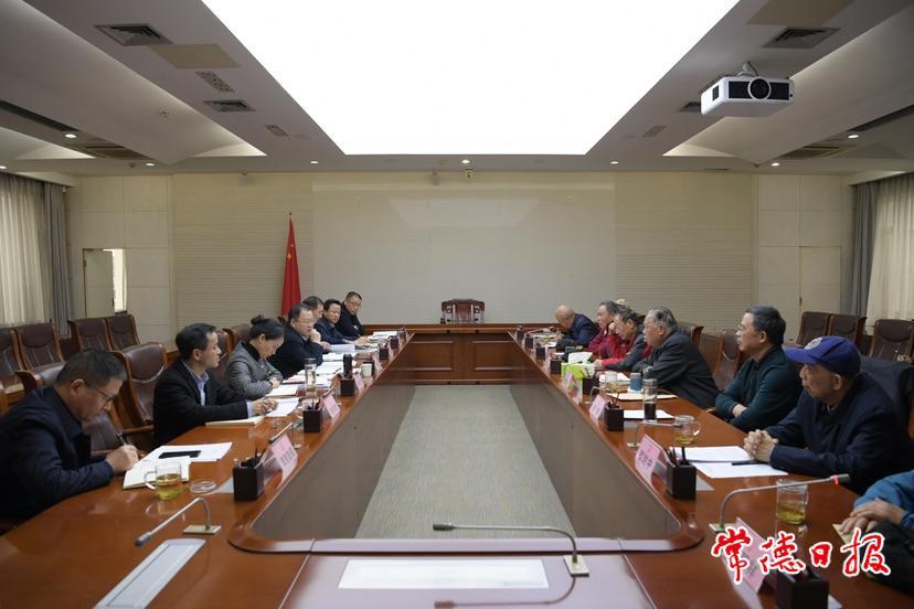 周振宇就《政府工作报告（征求意见稿）》征求老干部意见和建议