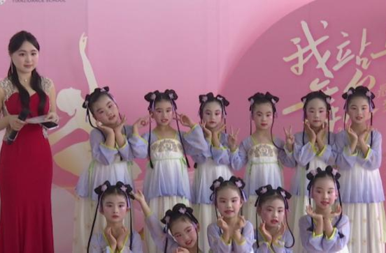 天姿舞蹈学校：举办汇报演出 共庆元旦佳节