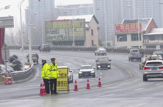 鼎城交警：迎风雪 保畅通