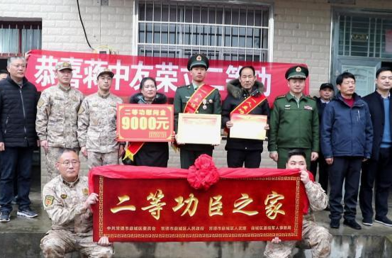 鼎城：为现役立功军人送喜报