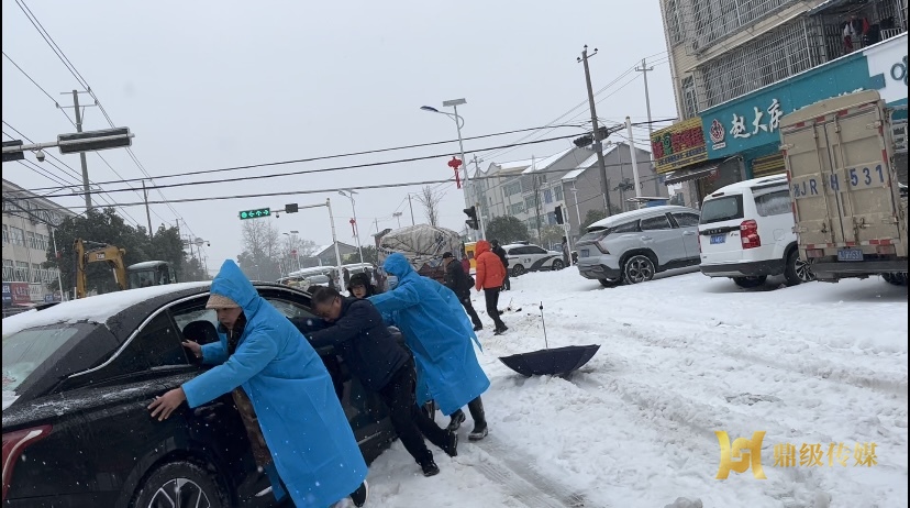应对低温雨雪冰冻天气，蔡家岗镇这样做