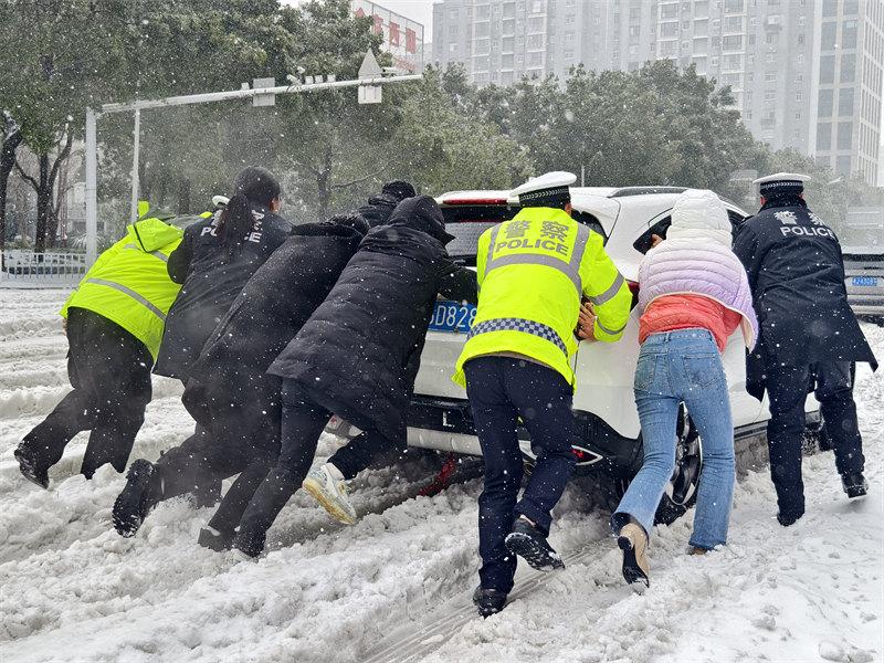 组图 | 抗冰雪 保民生
